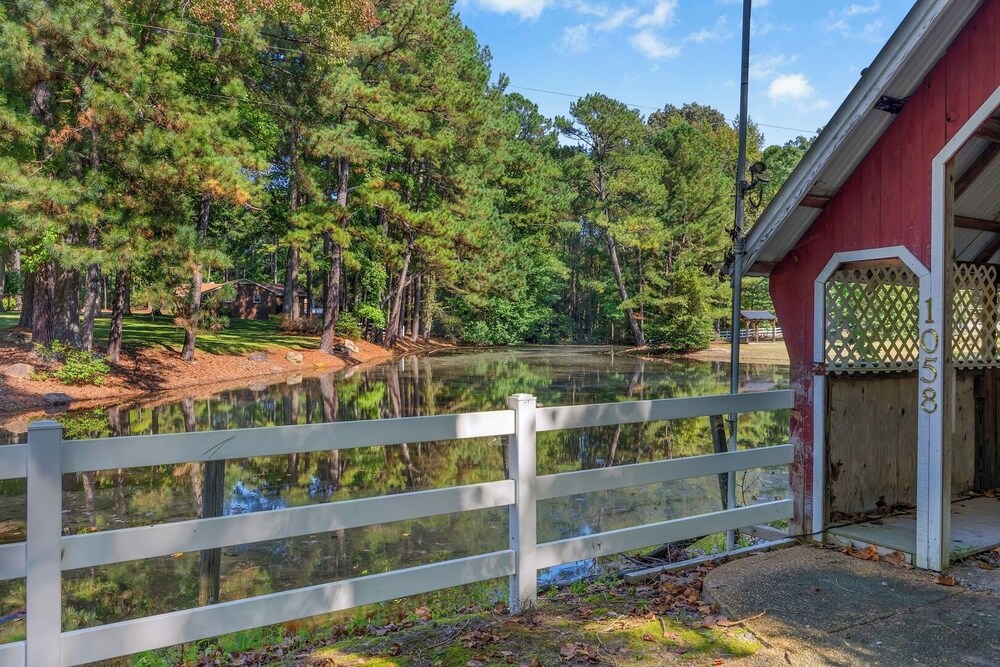 Pet-friendly 3BR Lake House Firepit + Pier