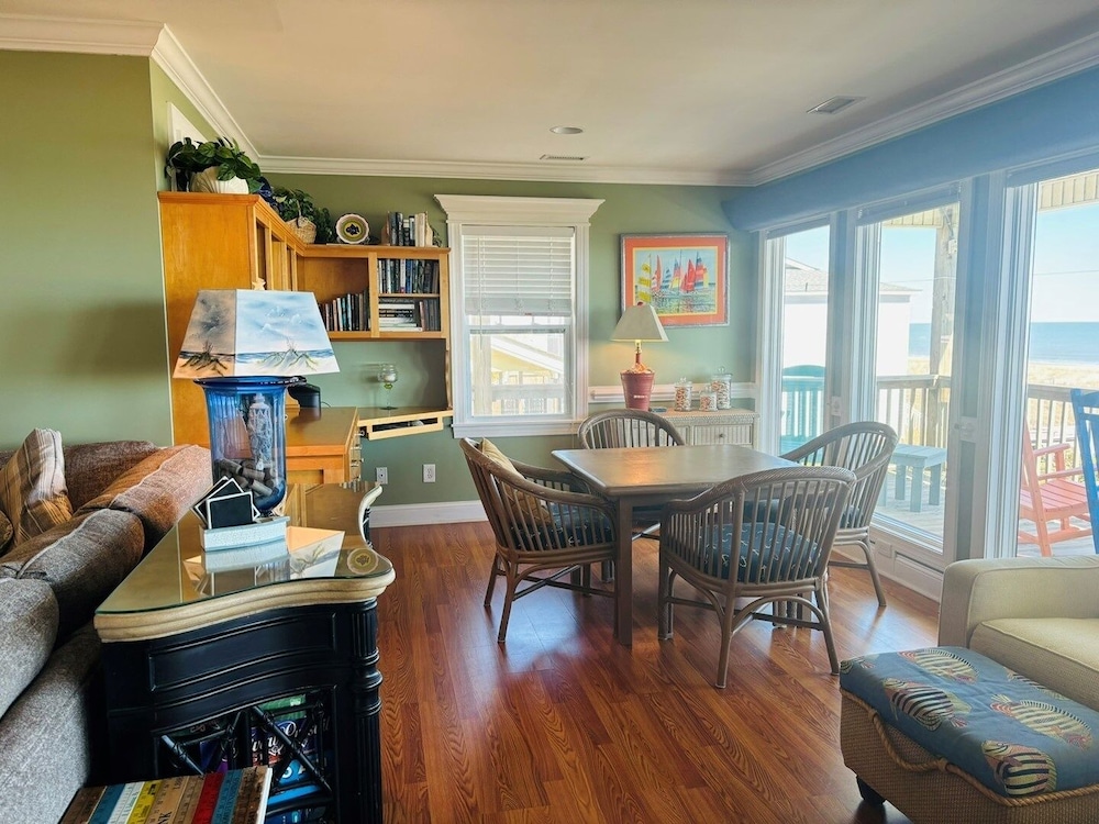 Clamelot 4 Bedroom Home by RedAwning