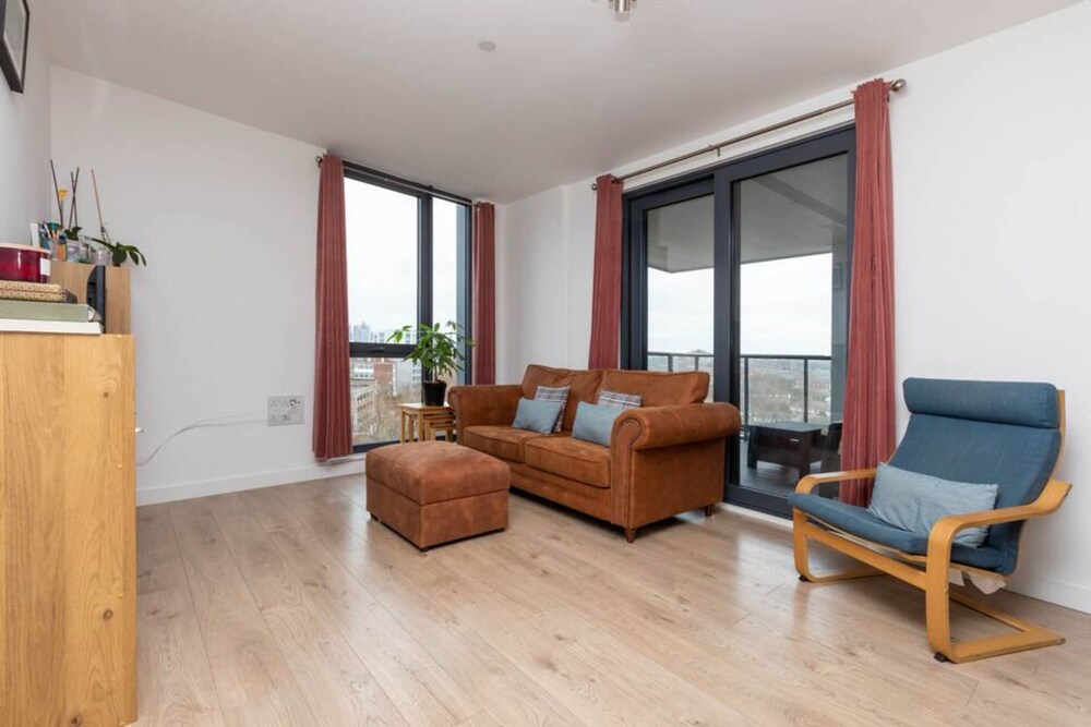 Spacious 2 Bedroom Flat With City Views in Bermondsey