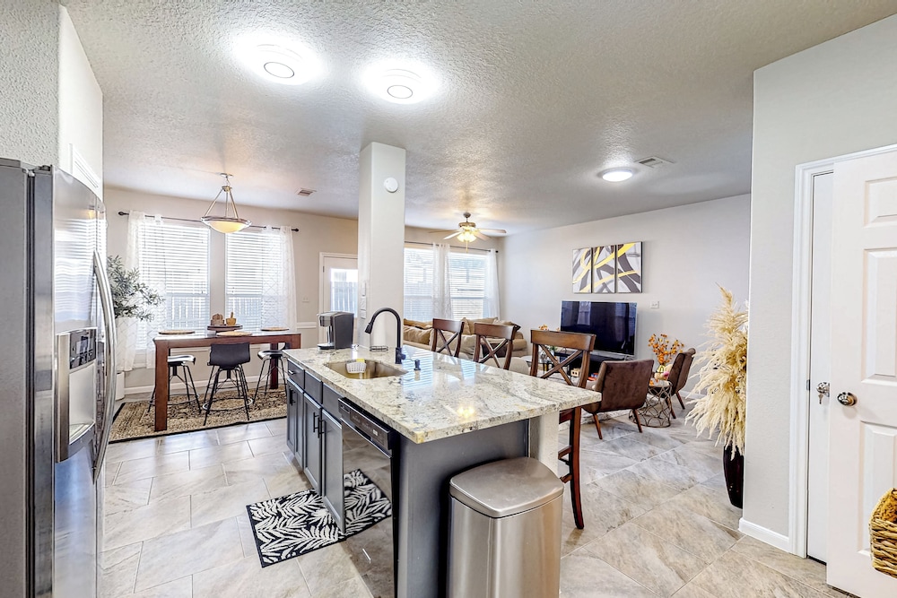 3BR w/ Yard, Updated Interior w/ A/C & W&D