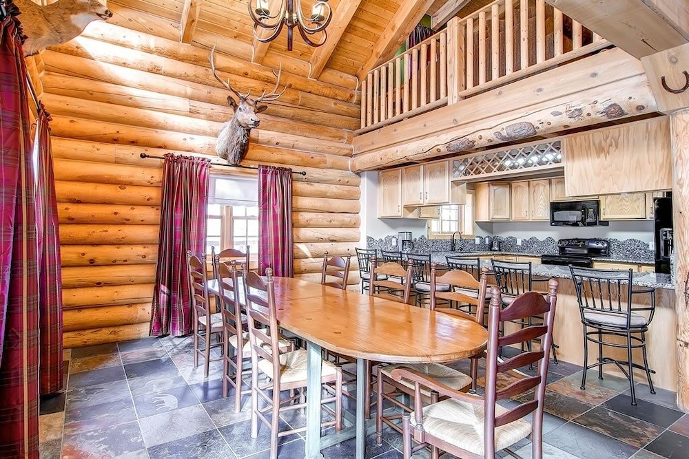Snowshoe 4 Bedroom Home by RedAwning