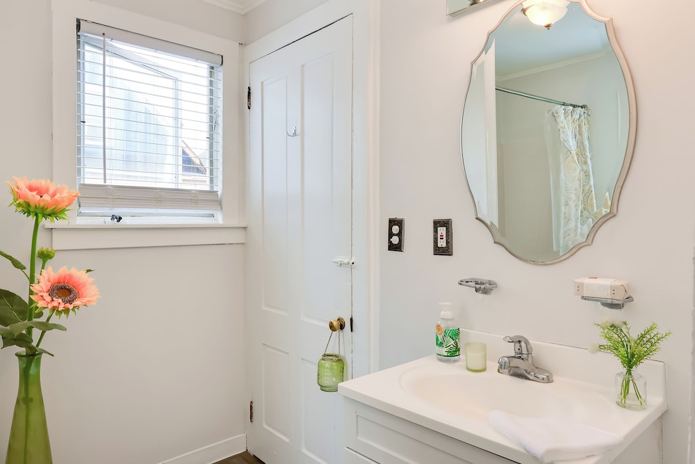 5 Blocks to Beach: Apt w/ Balcony in Ocean Grove!