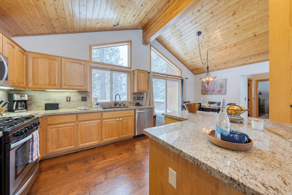 Cabin Retreat w/ Hot Tub & Fireplace - Near Northstar and Downtown Truckee