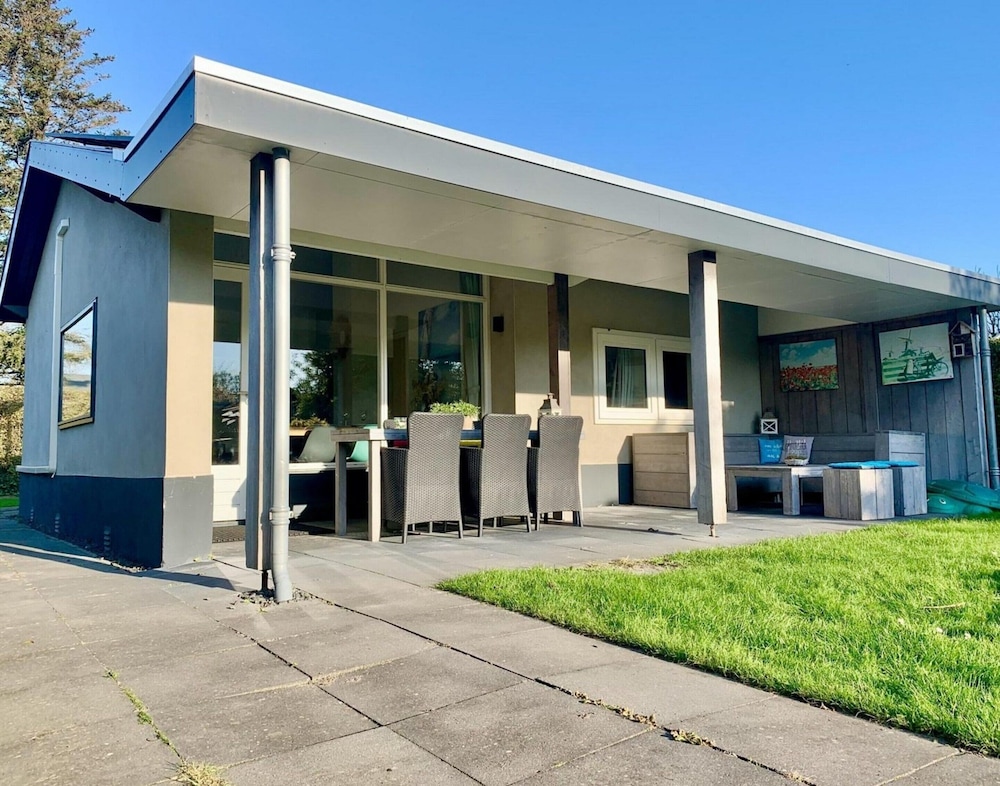 Bungalow in Sint Maartenszee With Veranda