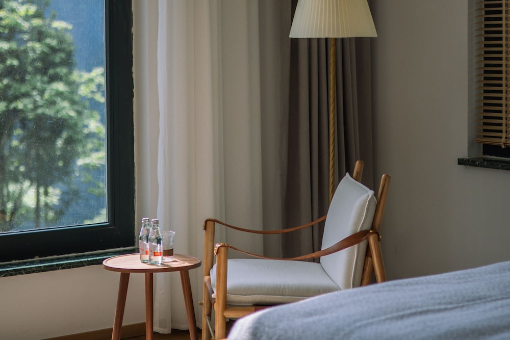 Yunfu Mid Hill Resort Hotel