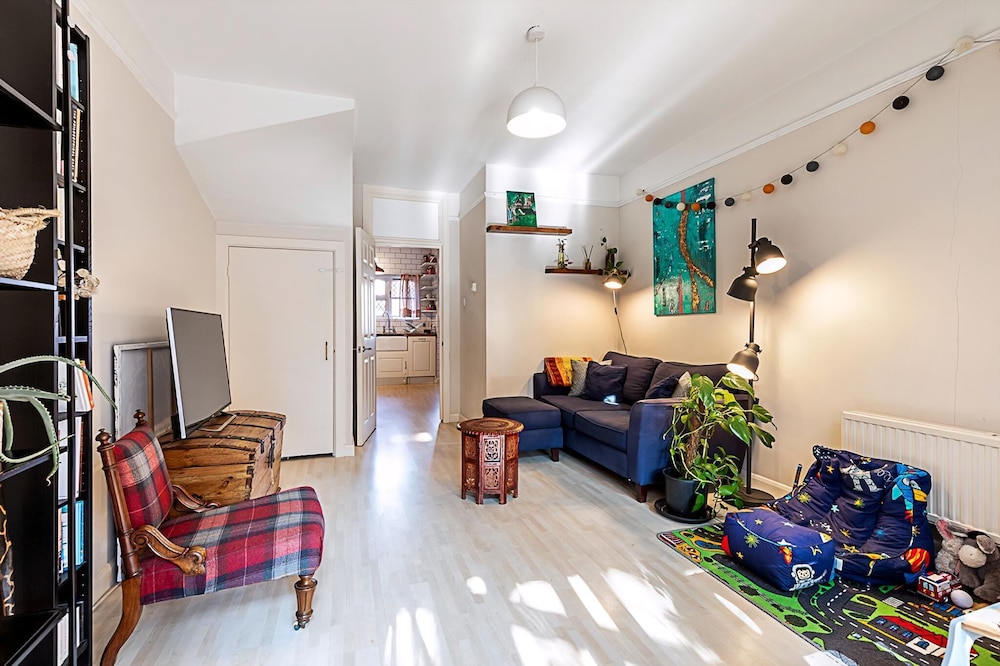 Stylish & Spacious 3-bed Home in Vibrant Bow