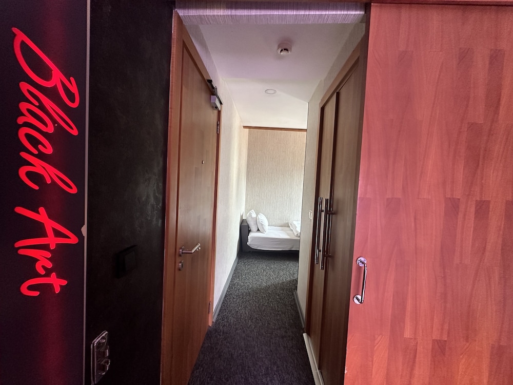Black Art Otel - Image 29