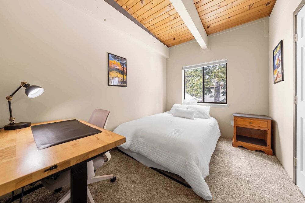 Tahoe City Retreat For 8!