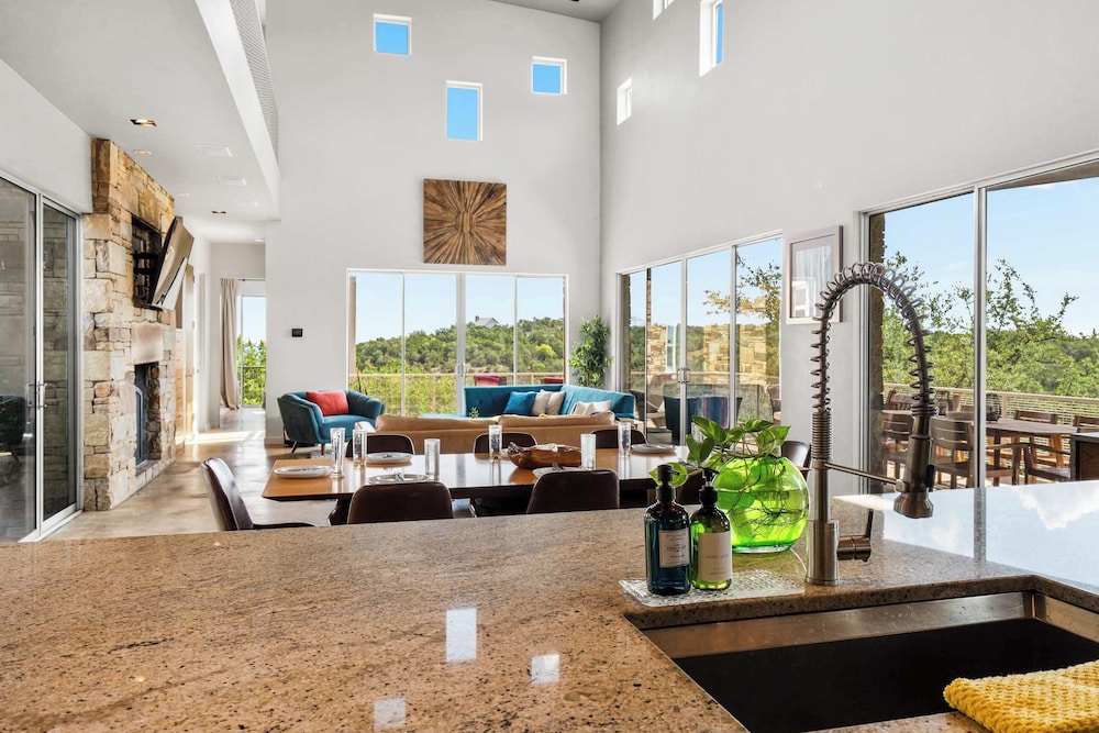 Luxury 4BR Hilltop Retreat Hot Tub & Scenic Views