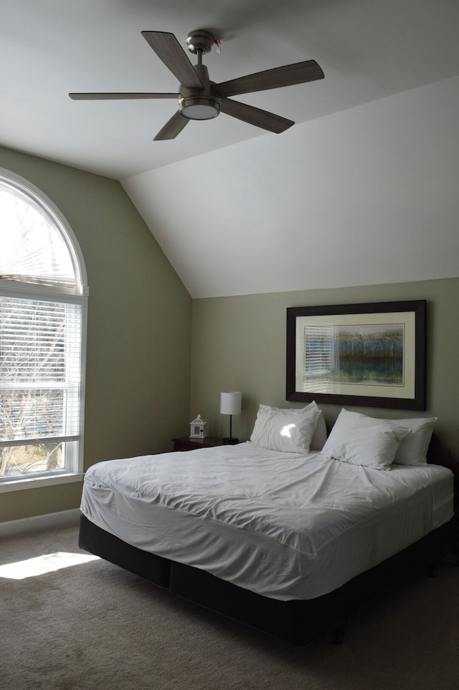 5 BR House Lake Retreat w/ Hot Tub, Sleeps 12
