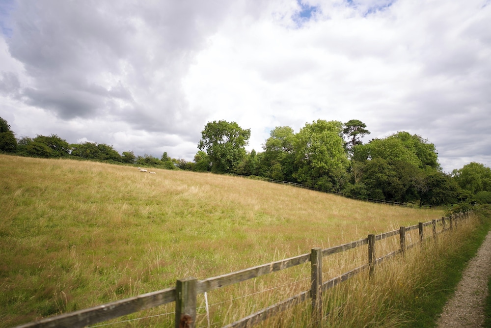 Tring Grange Cottage - Sleeps 2 - Onsite Parking