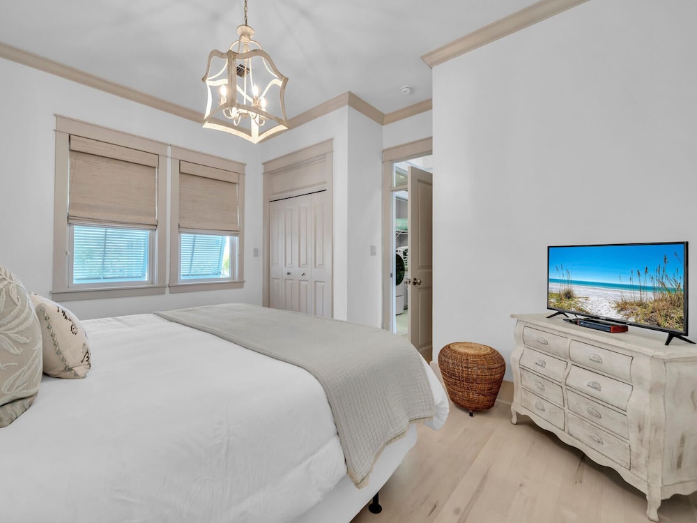 4BR Beachfront Home With Hot tub & Private Beach Access!