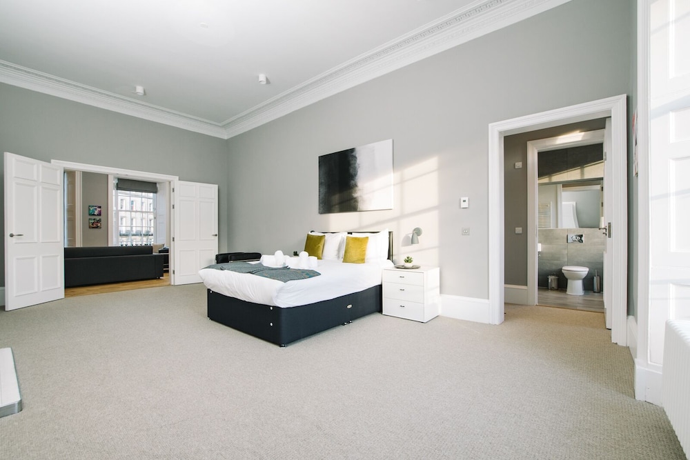 JOIVY Apartments - Huge 5* Georgian Apartment - Great Location view 2