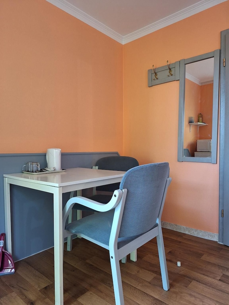 2-Rent Group Hostel Rooms AUB162