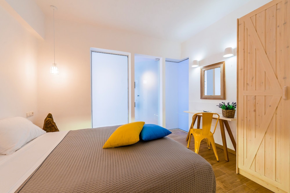 Kouros Home Hotel