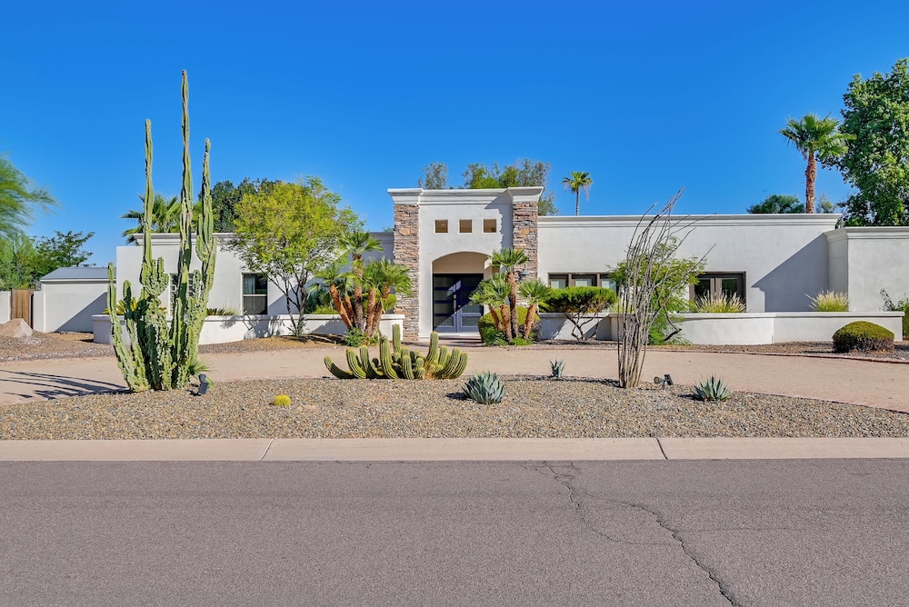 Private Paradise Valley Oasis: Hot Tub, Large Yard
