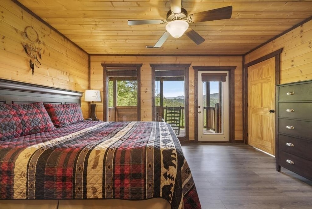 Place of the Blue Smoke - 5 Bedrooms, 5 Baths, Sleeps 16 Home by RedAwning