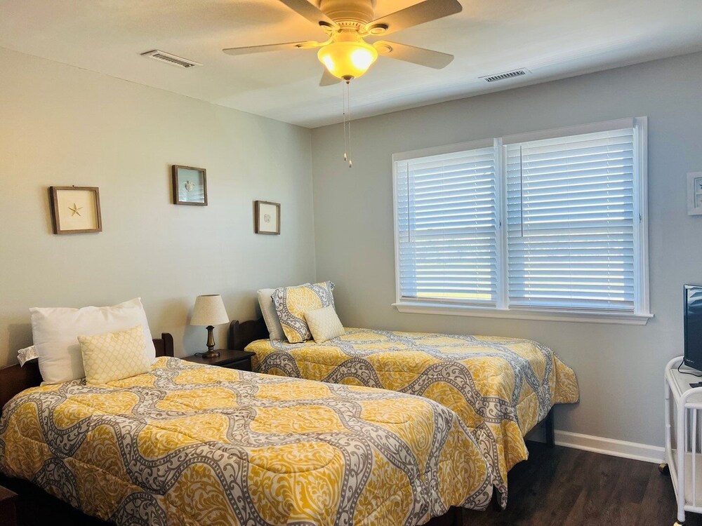 Just Breeze 'n 4 Bedroom Home by RedAwning
