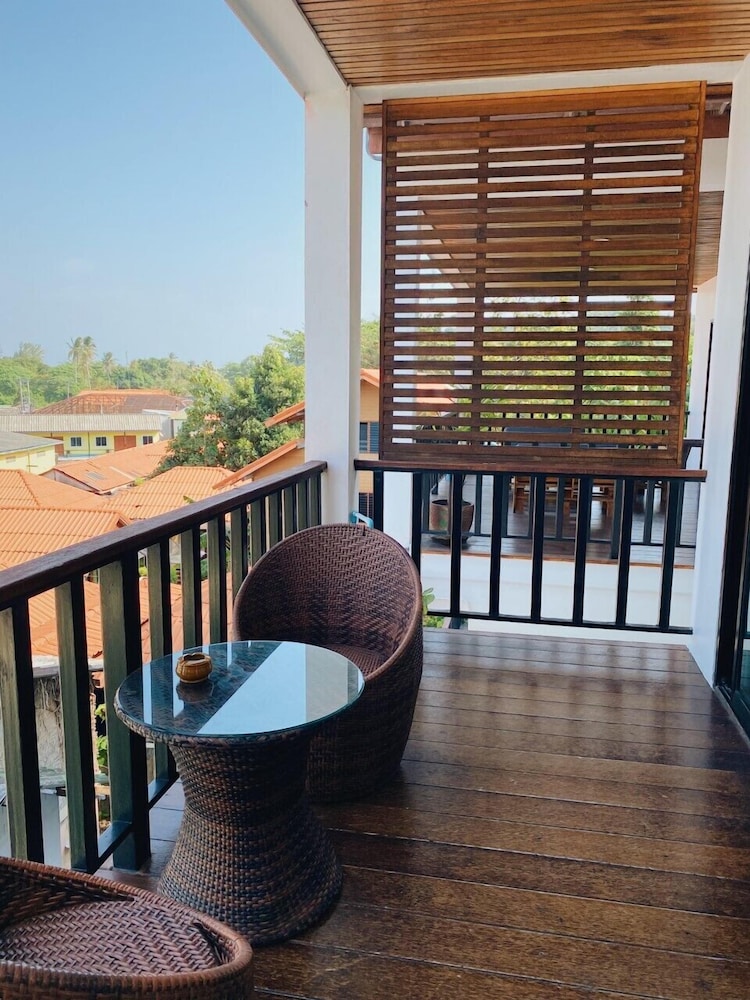 The Reef Hotel & Studios