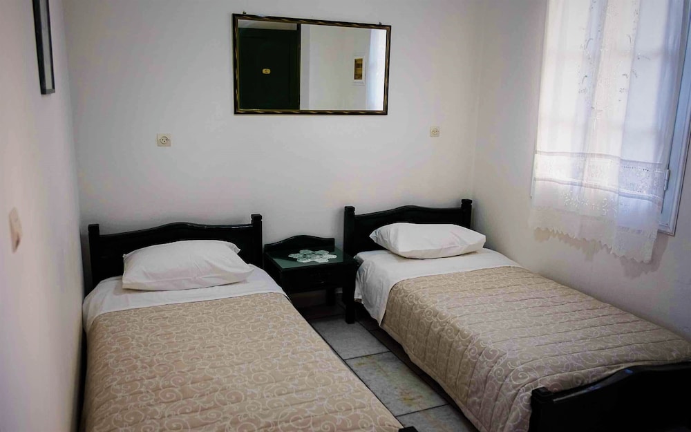 Studios Vrettos Beachfront Hotel