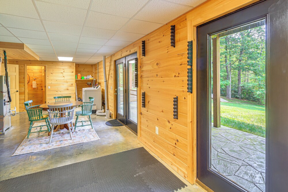 Blue Ridge Mtns Retreat w/ Views, 1 Mi to Parkway!