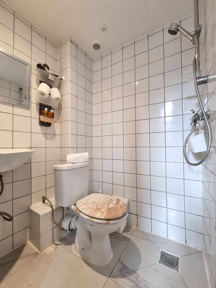 Charming City Studio Room in Near Central London view 5