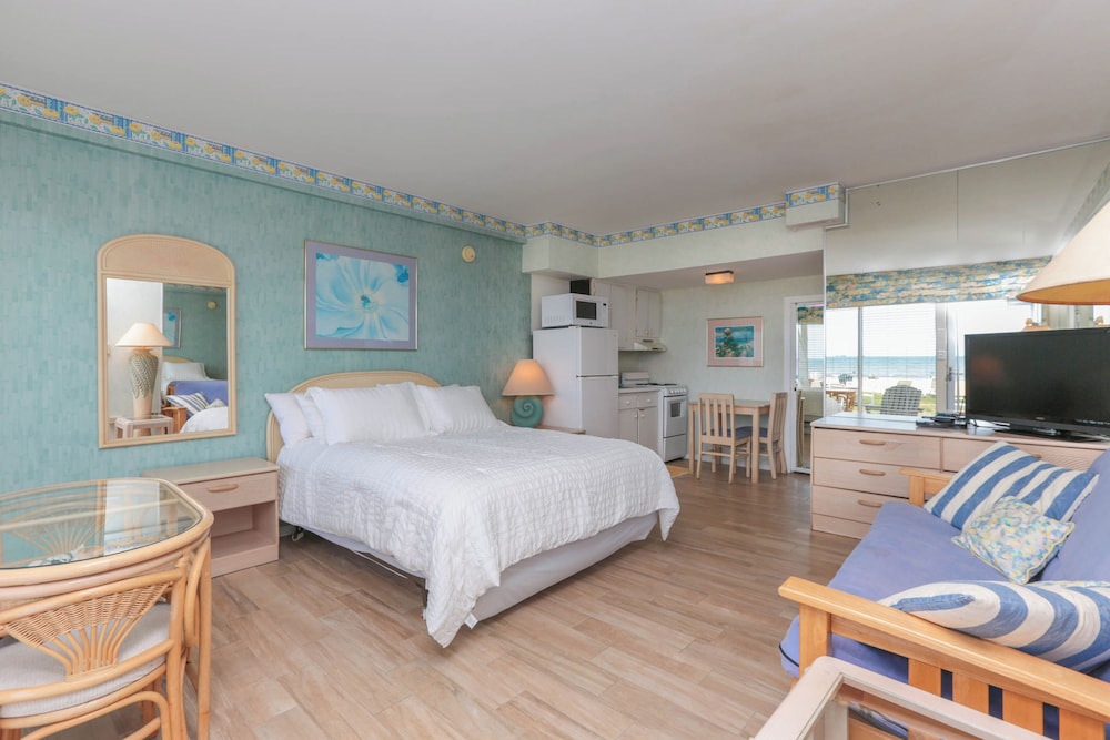 Exclusive Beach Access: VA Beach Studio Condo!