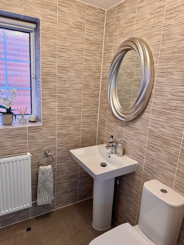 Luxurious Majestic 4 Bedroom- Free Parking