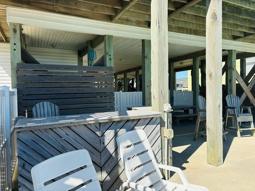 Clamelot 4 Bedroom Home by RedAwning