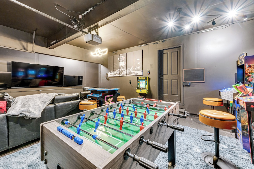 Game Room & Deck: Family-friendly Tumwater Gem