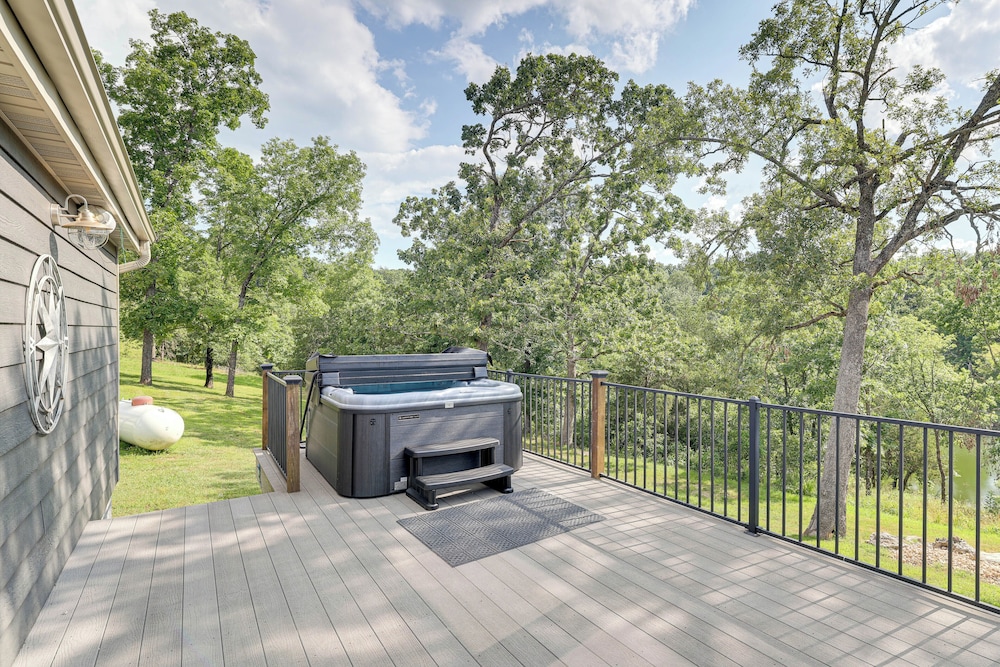 Outdoor Kitchen + Hot Tub: Table Rock Lake House