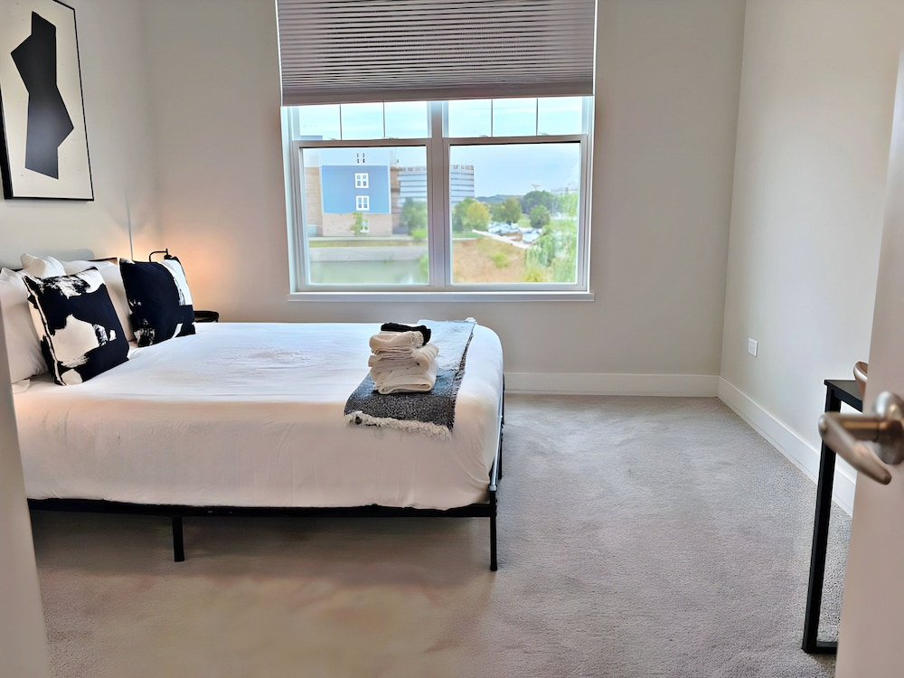 Modern 4BR with Parking - WV rep 4
