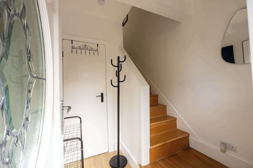 Spacious Apartment Near MCR Airport