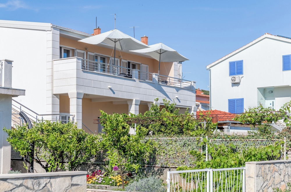 Seafront apartments Marija with terrace and mooring