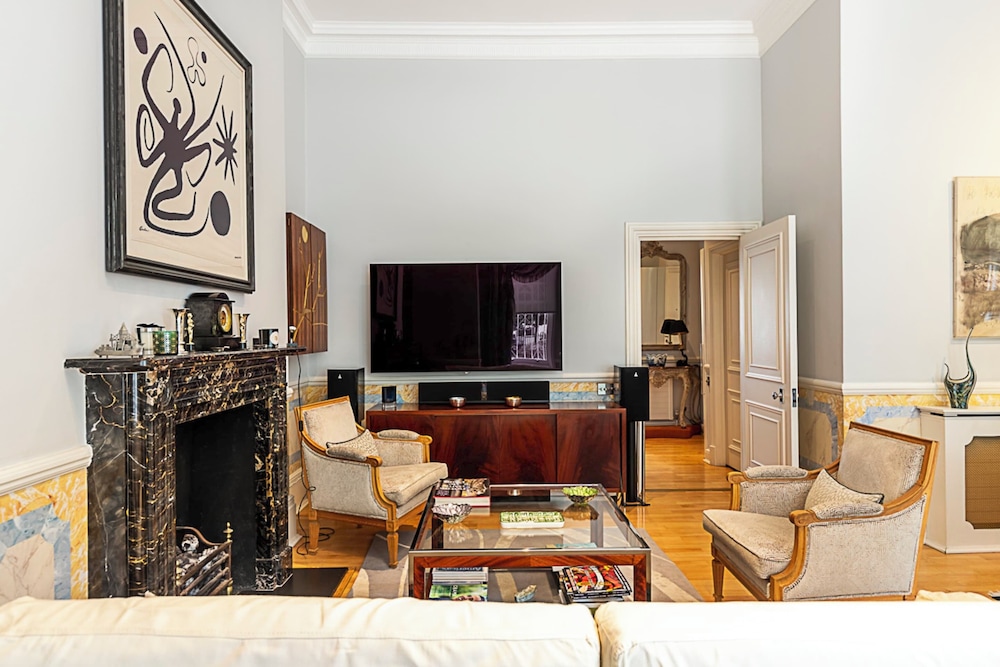 Elegant Two-bedroom Flat in Evelyn Gardens view 2