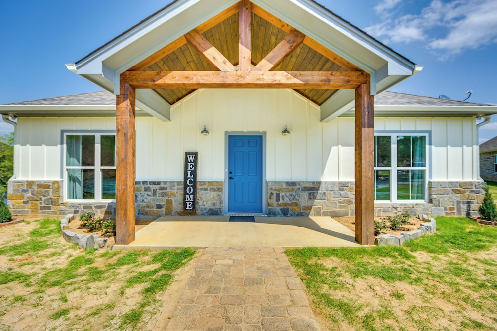 Lake Palestine Vacation Rental - Steps to Water!