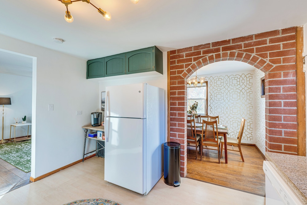 Charming Gardiner Home w/ Yard & Sunroom