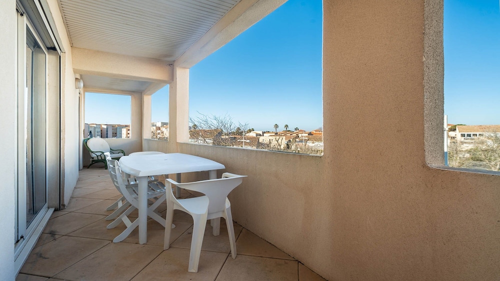 Comfort With Sunlit Balcony