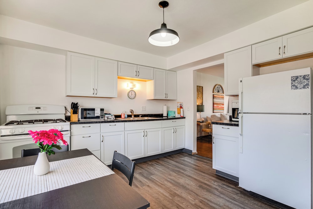 Menomonee Falls Condo 12 Mi to Lake Michigan!