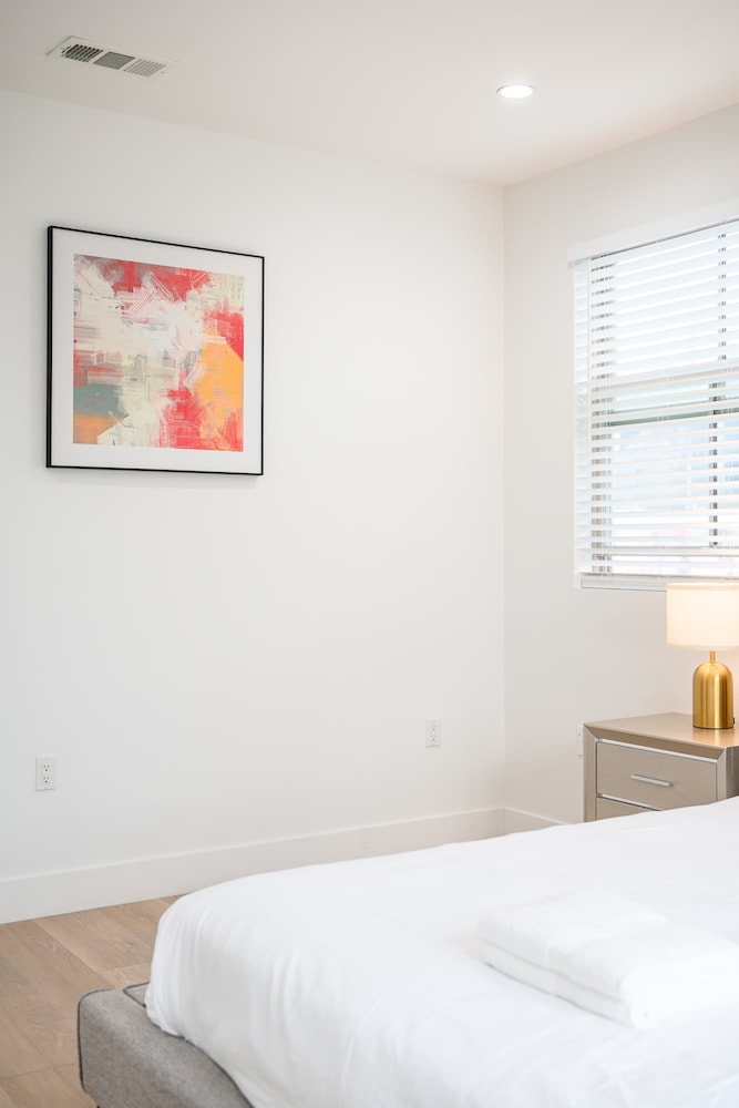 Not Affected by the Fire/modern Spacious Home With Parking & Fully Equipped Kitchen #3