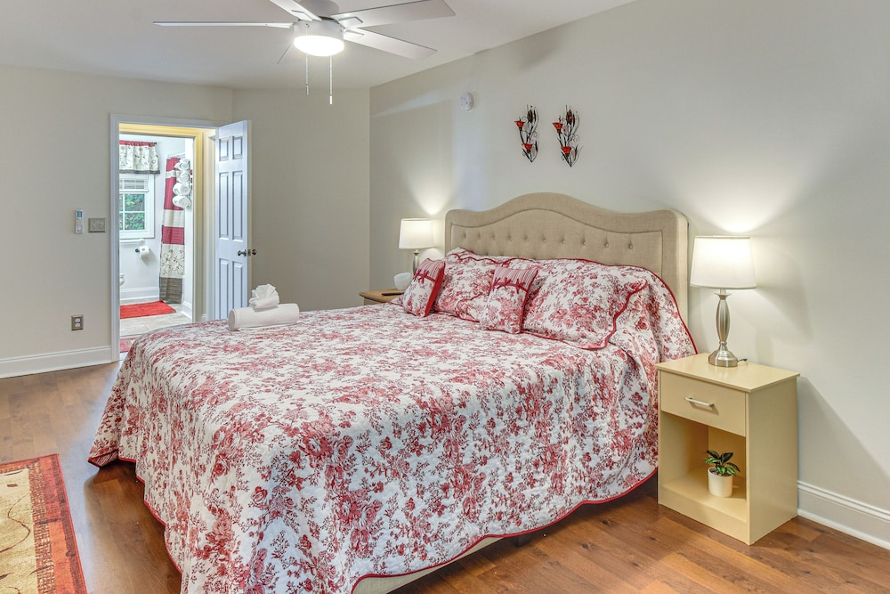 Creekside Cottage w/ Hot Tub: 8 Mi to Lake Chatuge