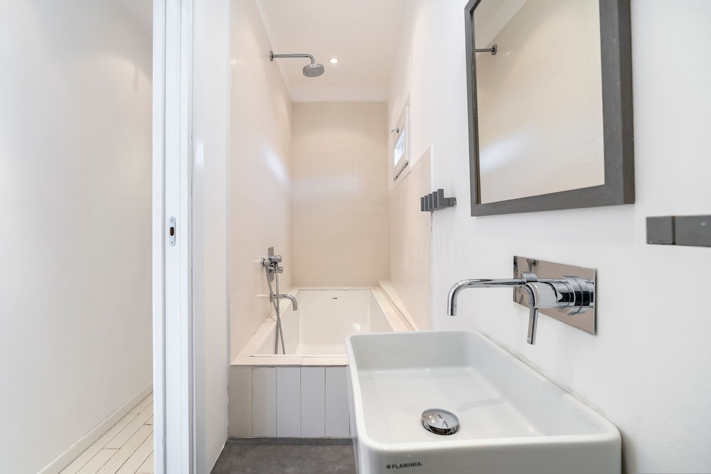 Laura 10 in Firenze With 1 Bedrooms and 1 Bathrooms