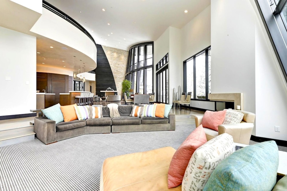 KBM Resorts Walk to Slopes, Sports Court, Private Home Theater, Sleeps 17, Outdoor Hot Tub Pco-184m