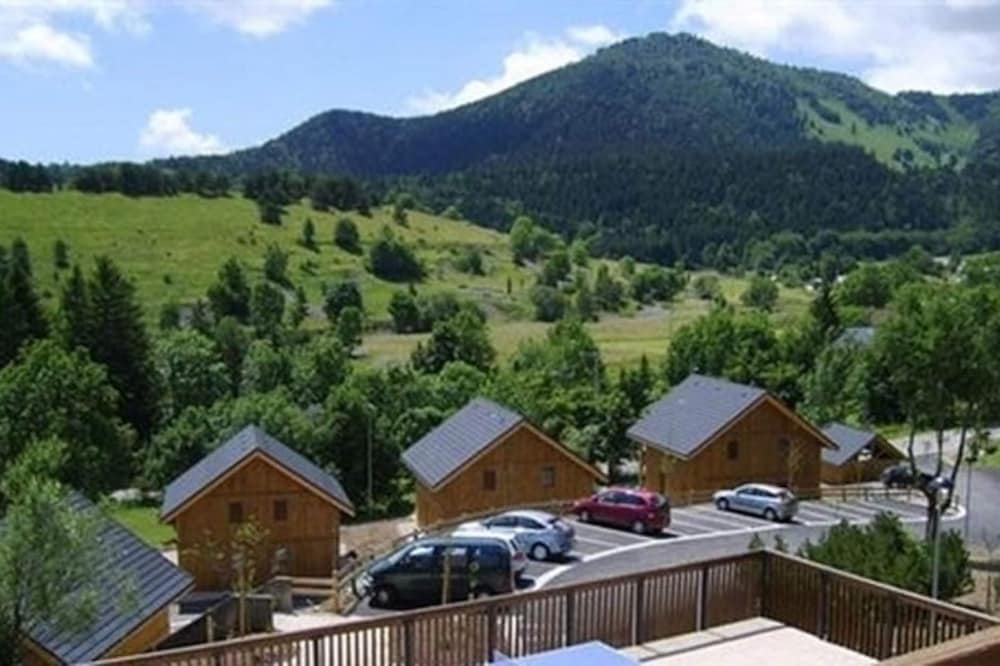 Alpine Escape Near Slopes