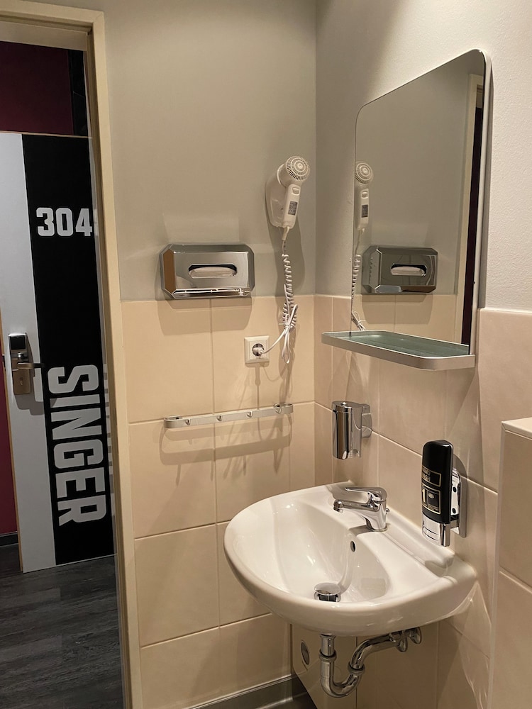 Singer109 Hostel