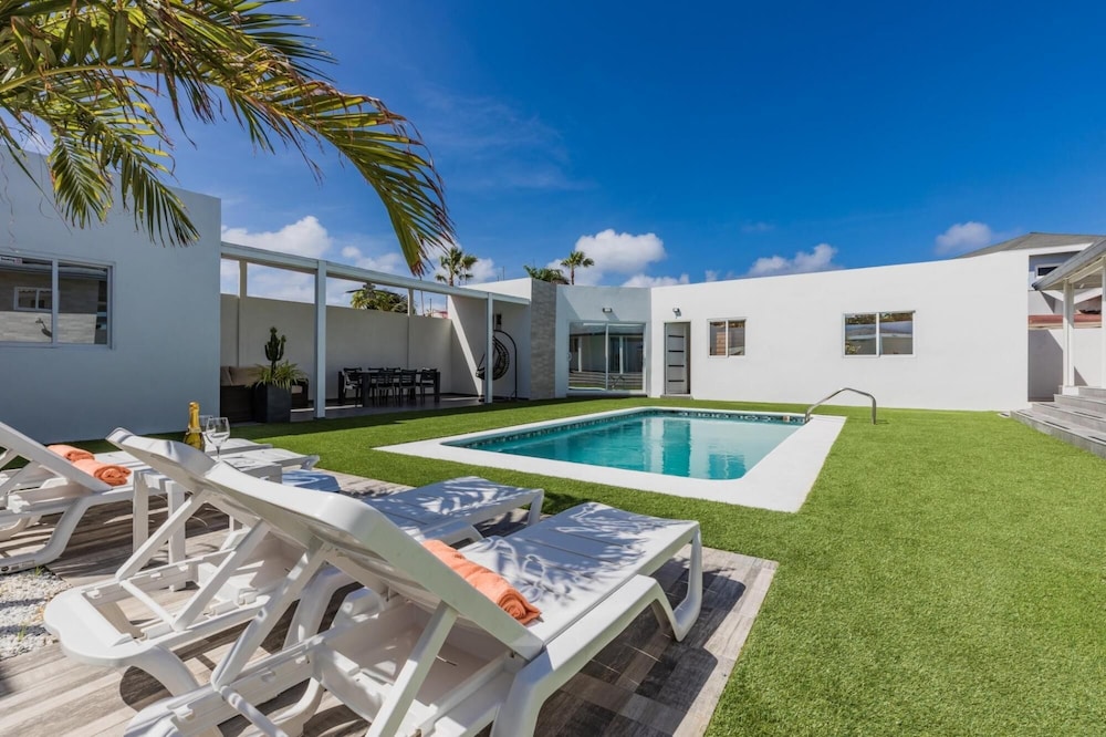 NEW Modern Stylish 6BR 6BA Villa Near Palmbeach