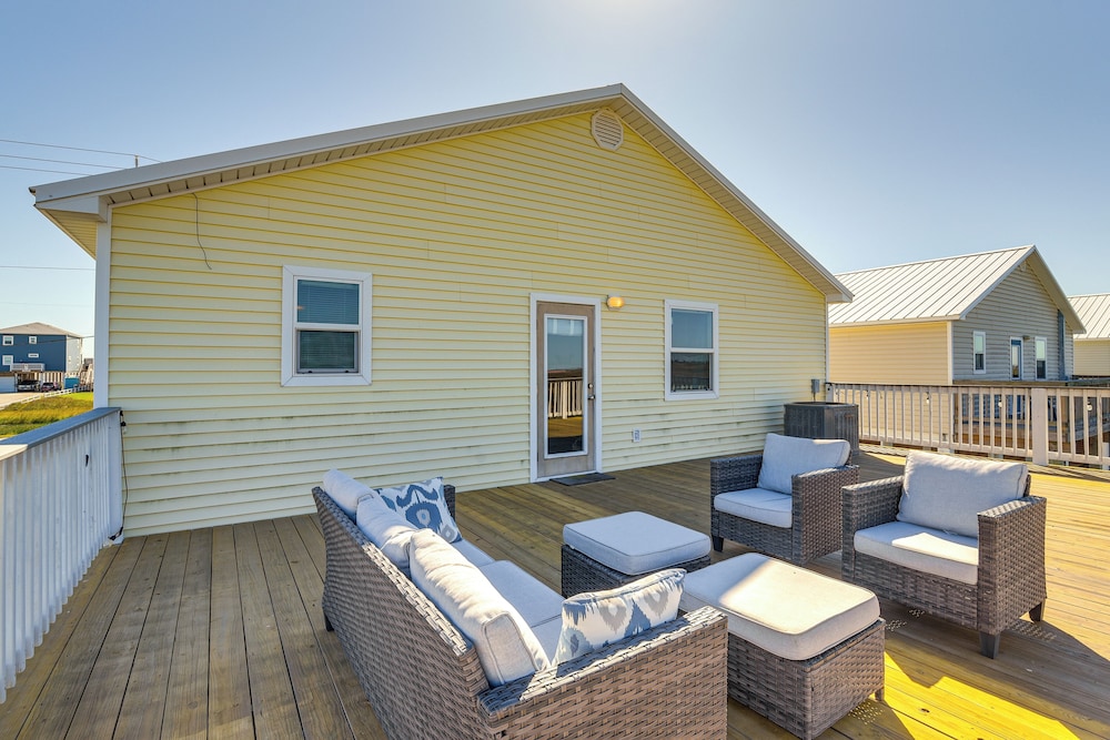 Walk to Beach: Gulf-view Home in Surfside Beach!