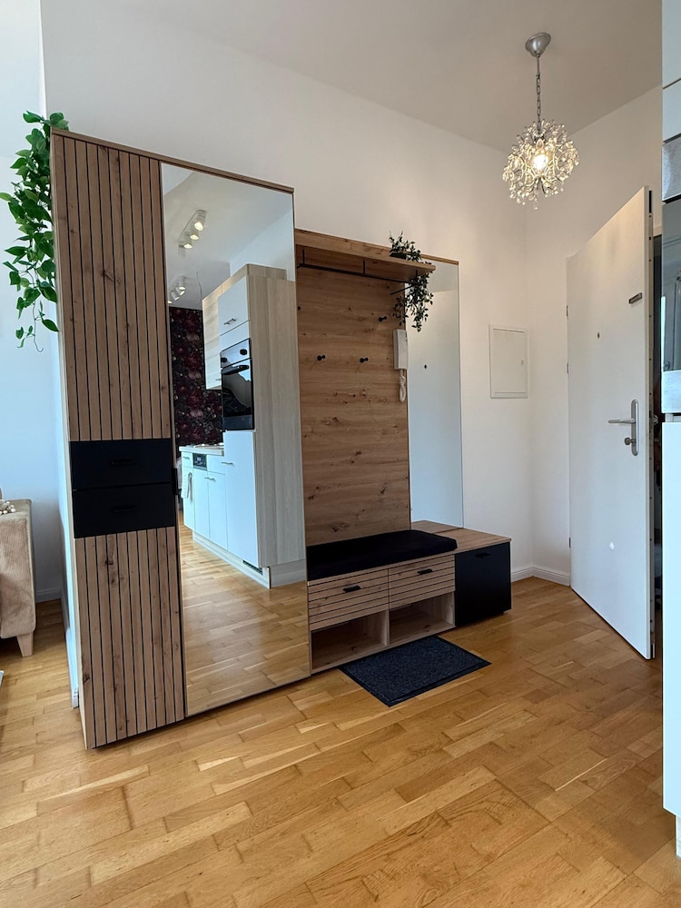 Stylish 1BR Apt Balcony AC City Center