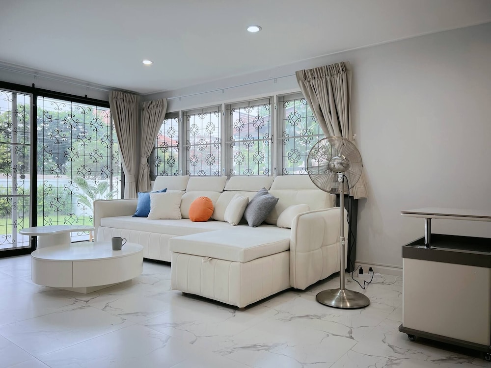 5 Beds 452sqm With Private Garden Pet-friendly Cctv Quiet and Homey