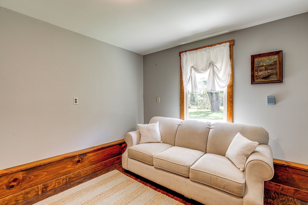 Walk to River: Couples Retreat in Kintnersville!